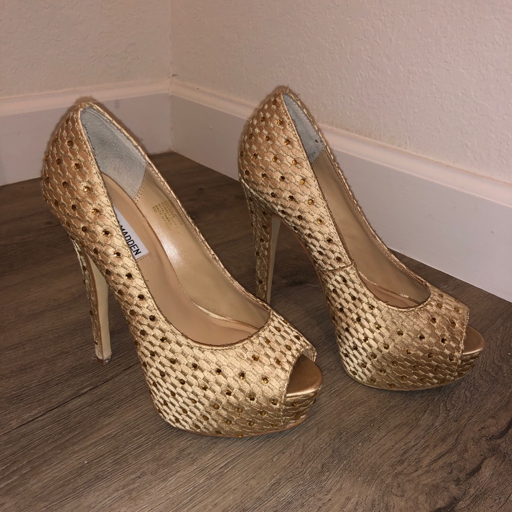 Beautiful gold Steve Madden pumps!